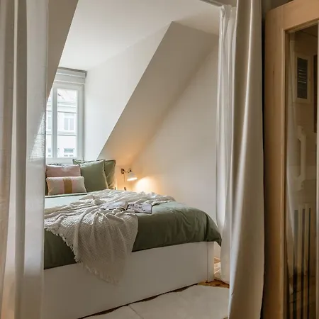 New! Designer For 4!best Location! Apartment