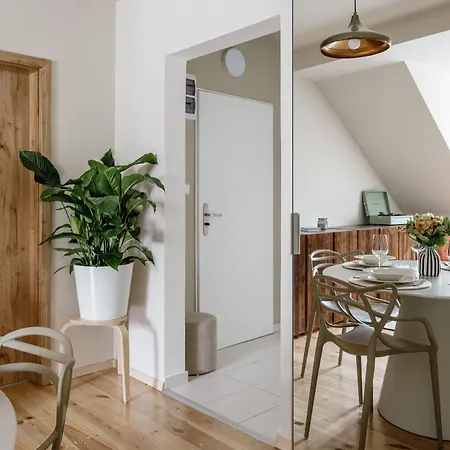 New! Designer For 4!best Location! Apartment *